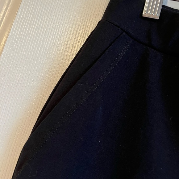 🌸 Susan Graver pull on crop pant in black. Size L. - Picture 4 of 4